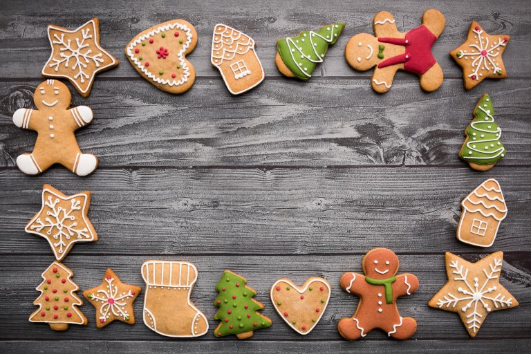 Des jeunes de l’école secondaire de la Ruche cuisinent des biscuits de Noël avec les aînés