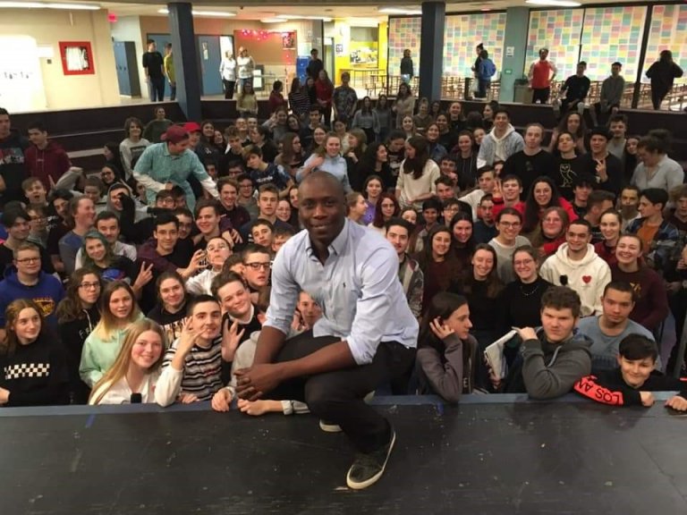 Hassoun Camara en visite à l’école secondaire du Tournesol dans le cadre des JPS