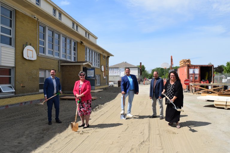 Pelletée de terre et dévoilement des maquettes des travaux d’agrandissement de l’école primaire des Deux-Soleils