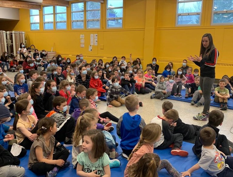 La nageuse synchronisée Laurie-Anne Bédard de passage à l’école des Deux-Soleils