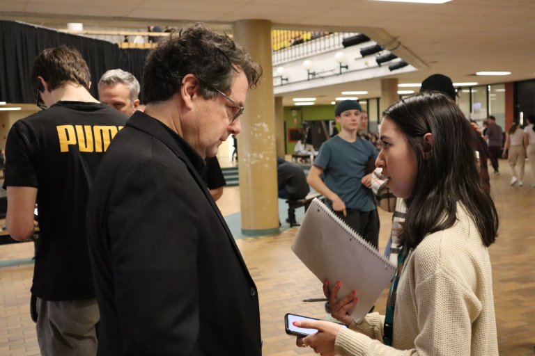 Le ministre de l’Éducation en visite à l’école secondaire de la Ruche