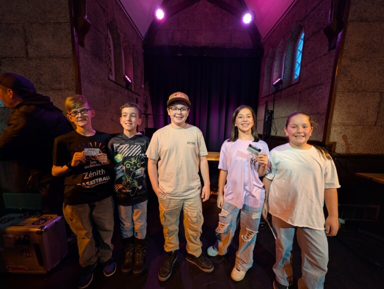 La créativité de jeunes du primaire à l’honneur au Concours de SLAM et poésie